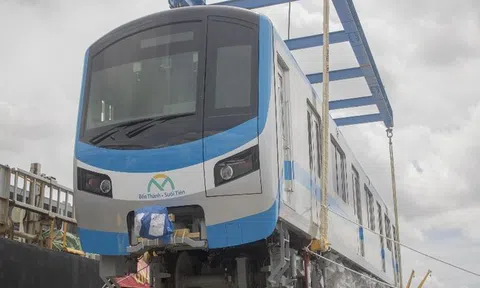 Toàn cảnh quá trình bốc dỡ 3 toa tàu metro số 1